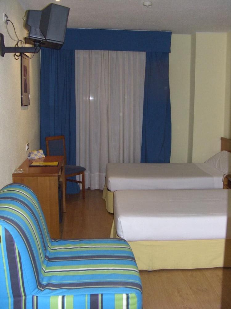 City Express Covadonga Hotel Oviedo Room photo